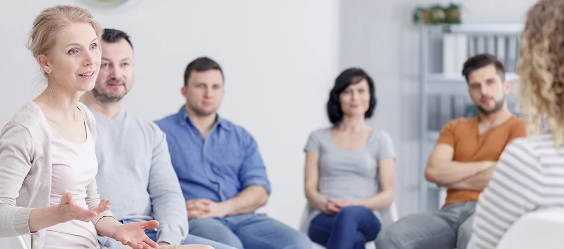 Menschen sitzen in einem Kreis