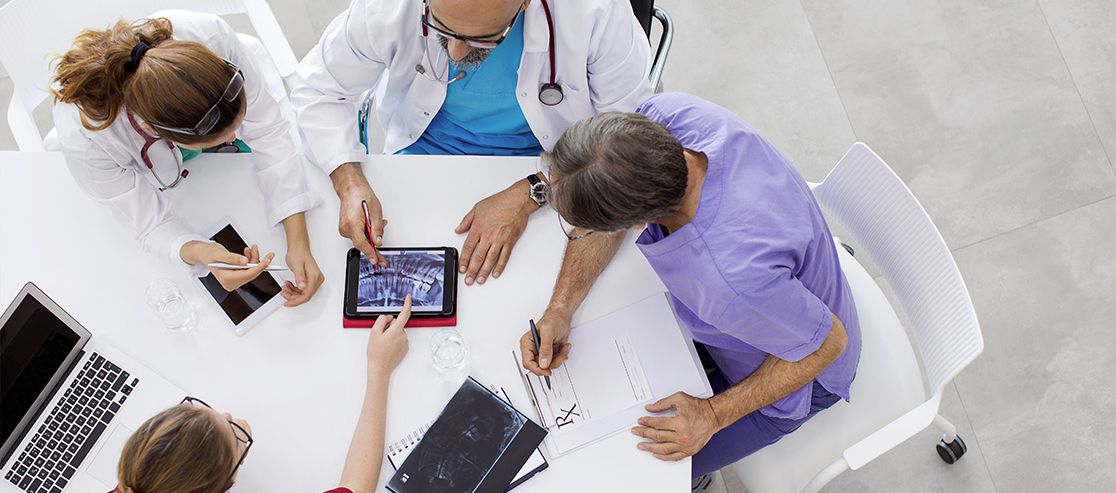 Ärzte sitzten an einem Tisch