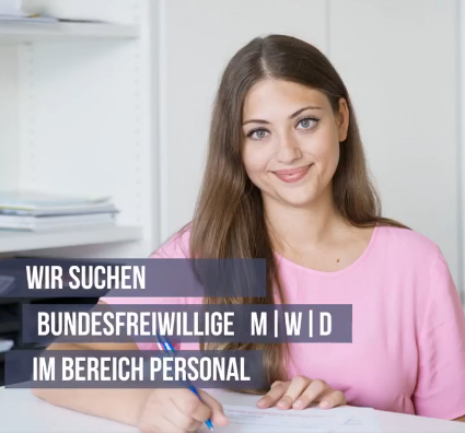 Junge Frau am Schreibtisch. Bundesfreiwillige im Personalbereich