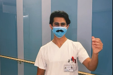 Ausschnitt des Videos: Pfleger hat Schnurrbart angeklebt.