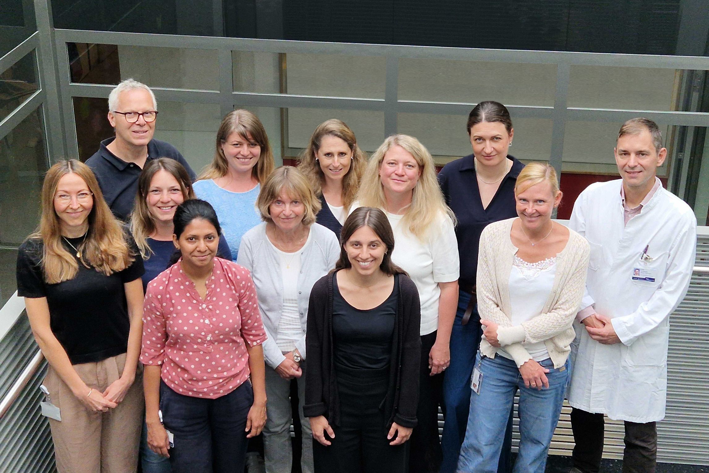 Gruppenfoto des Studienteams auf einem Treppenaufgang