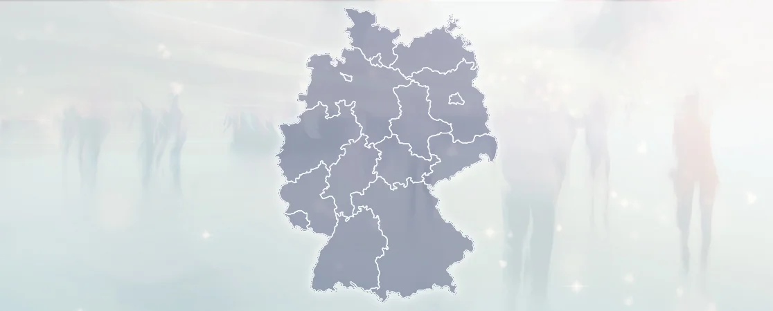 Symbildbild: Deutschlandkarte, im Hintergrund verschwommen Personen