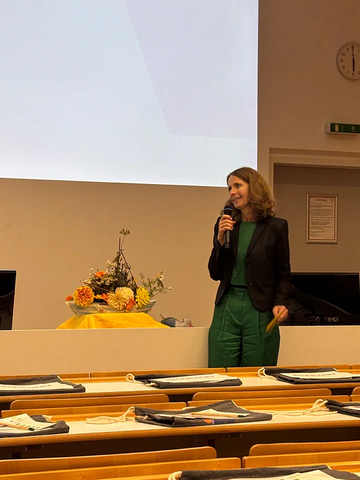 Frau Prof. Joos im Saal vor der Veranstaltung