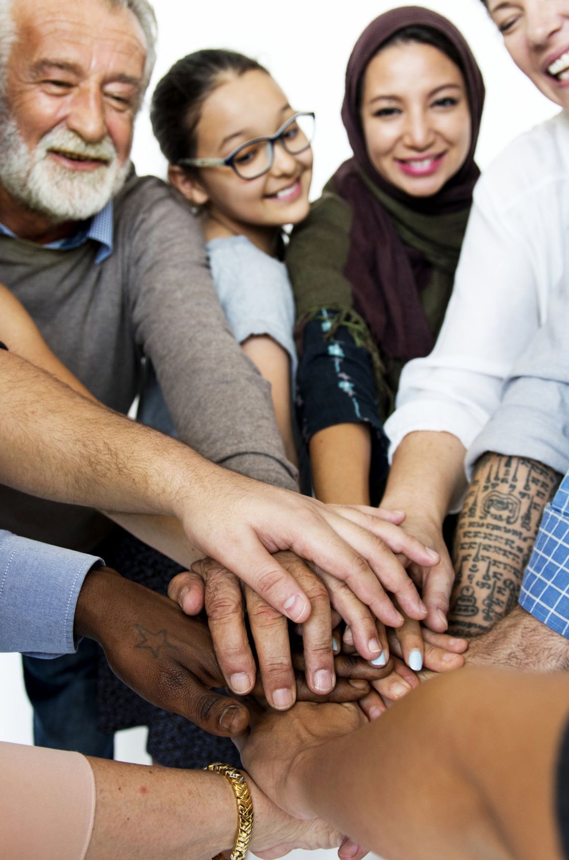 Unterschiedliche Menschen geben sich die Hand