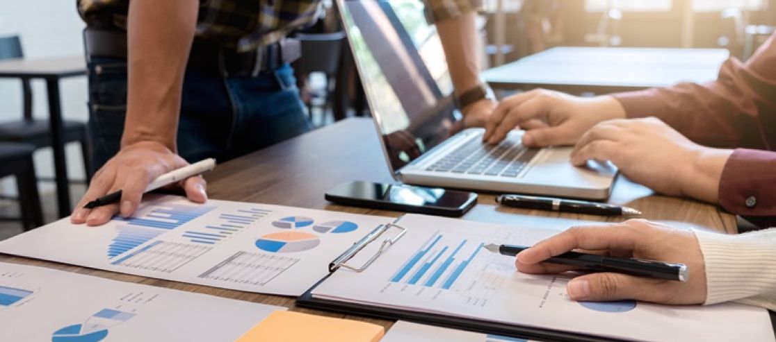 Laptop und Diagramme