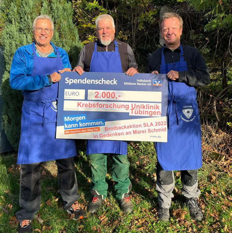 Gruppenbild mit großem Spendenscheck