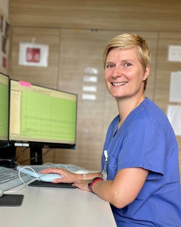 Anja Kurio sitzt am Schreibtisch