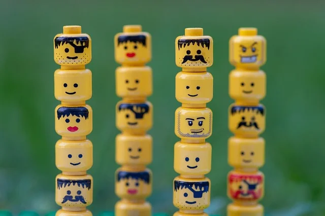 Gelbe Köpfe von Legofiguren ineinandergesteckt