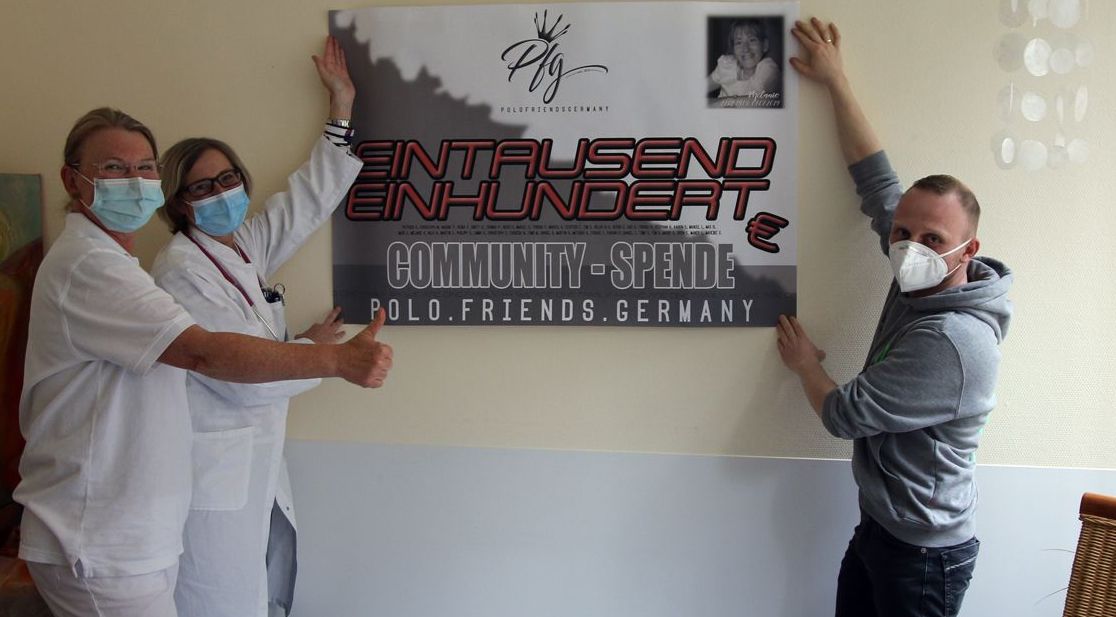 Übergabe des Spendenposters