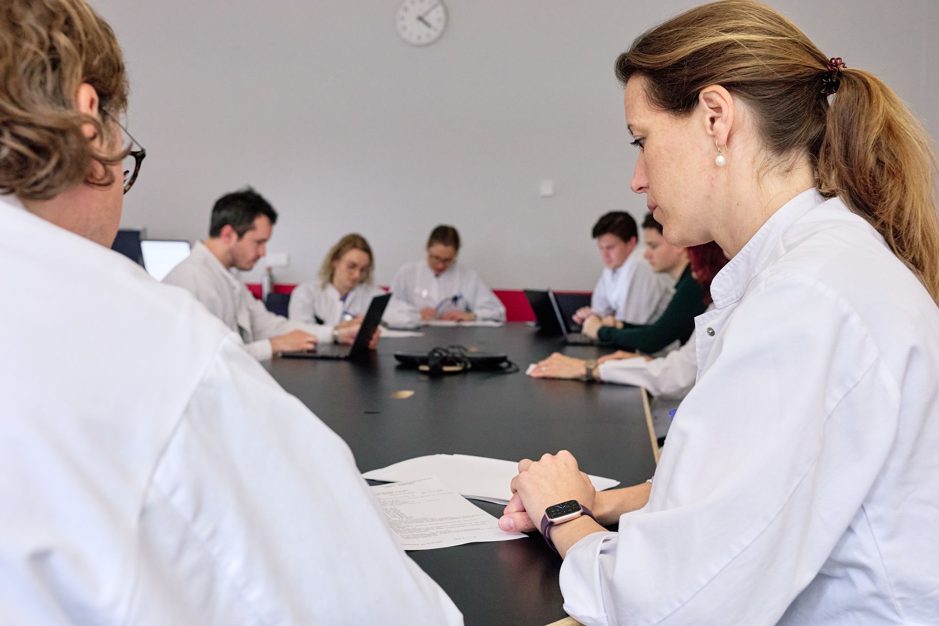 Schmuckbild: Ärzte sitzen beim Vortrag einer Tumorkonferenz