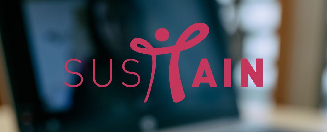Sustain Logo vor Laptop im Hintergrund