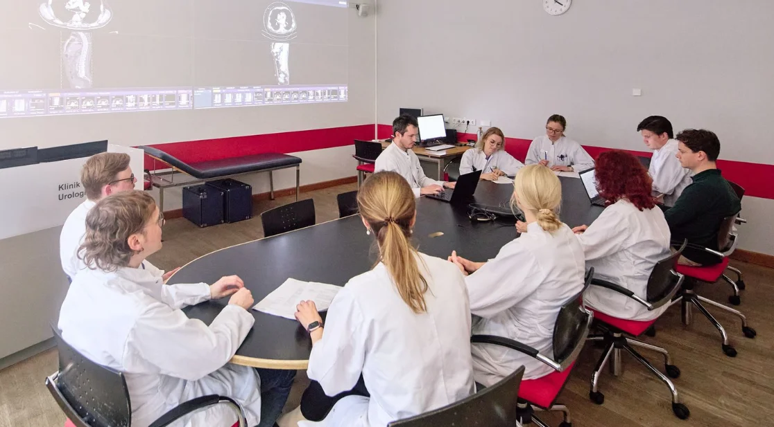 Schmuckbild: Ärzte sitzen im Vortrag bei einer Tumorkonferenz