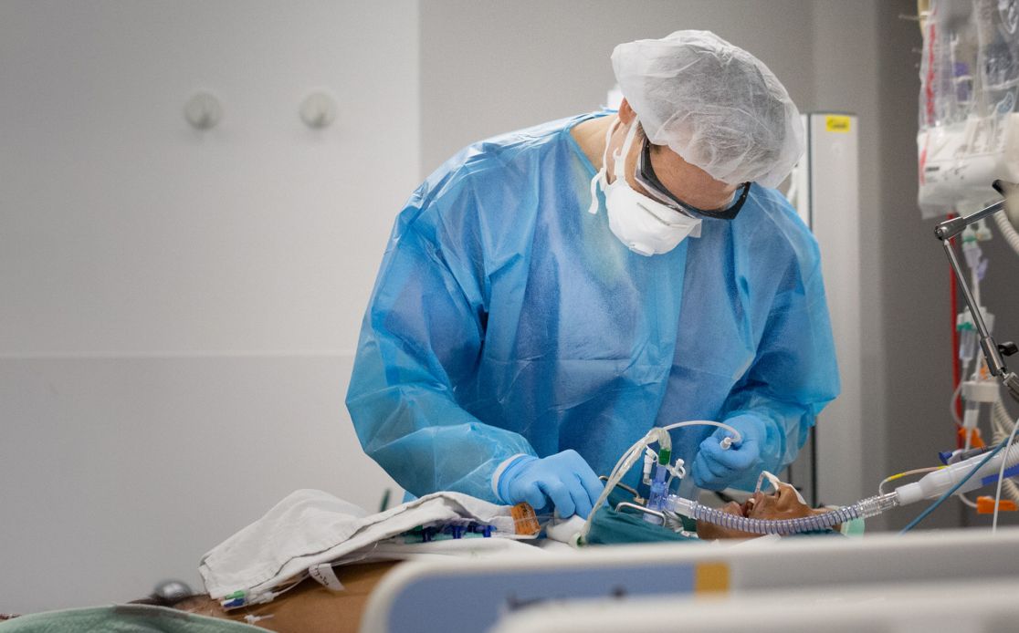 Arzt auf COVID-Intensivstation