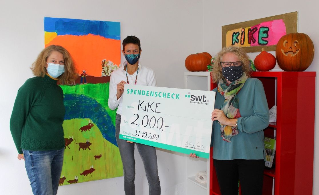 Spendenscheck wird überreicht