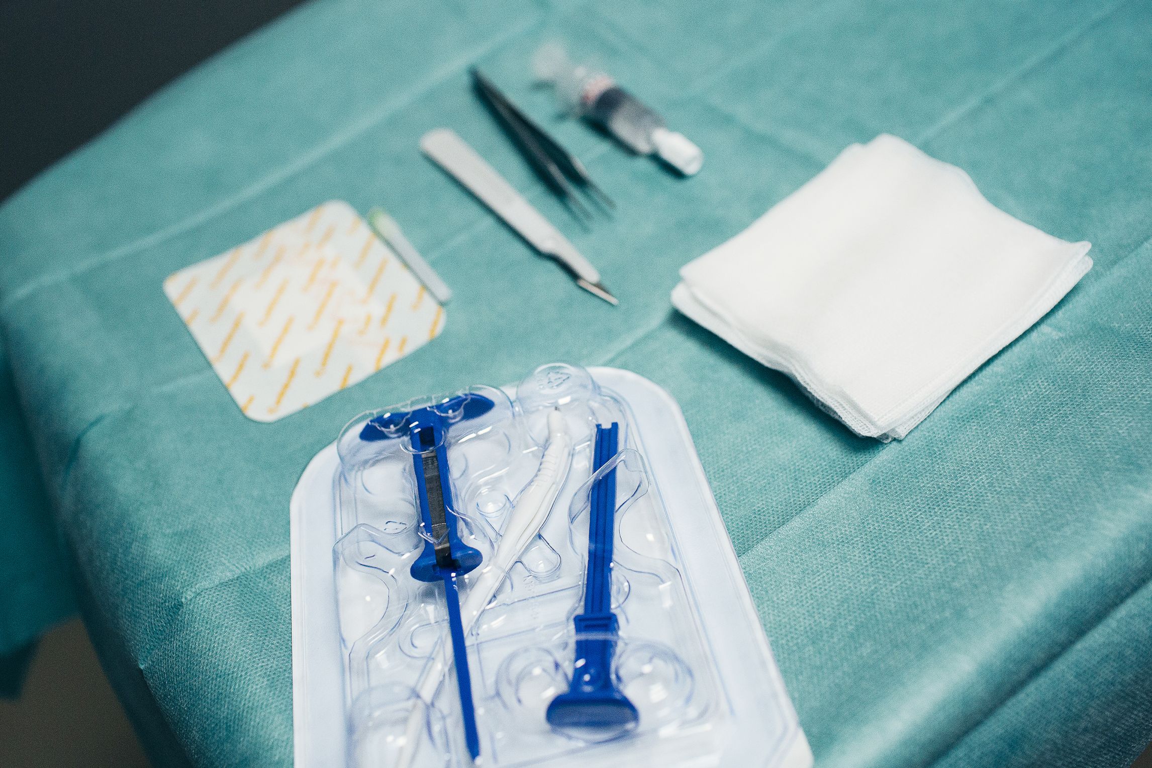 Operationsbesteck auf einem grünen Tuch