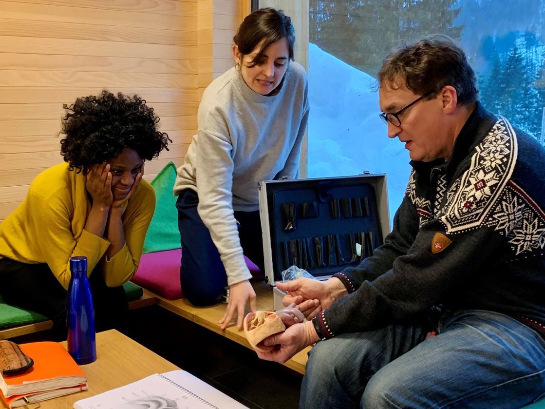 Gruppe beim Erstellen von Präparaten