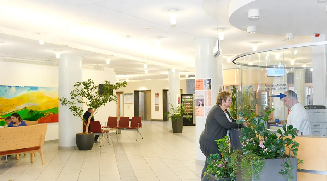 Patientin an der Information