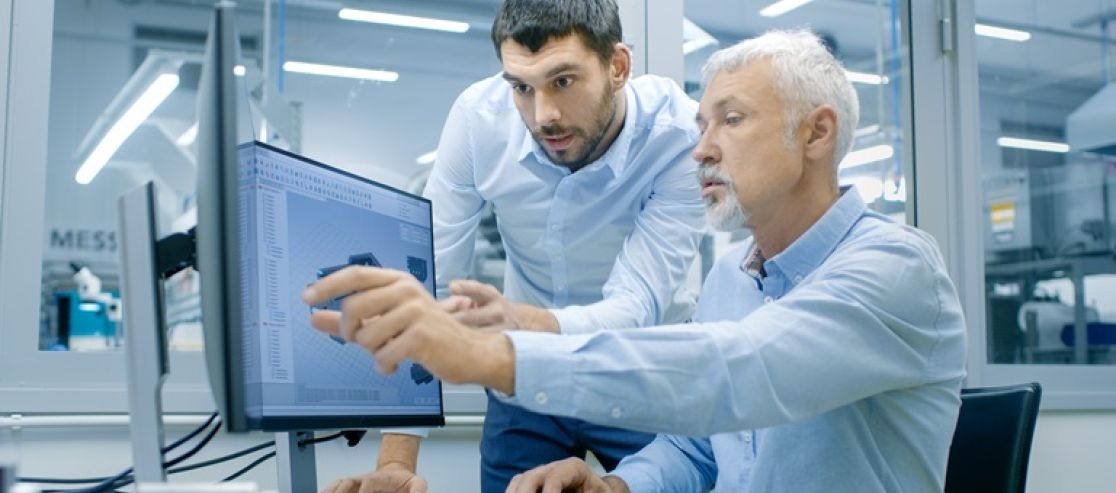 Zwei Männer vor einem PC Bildschirm