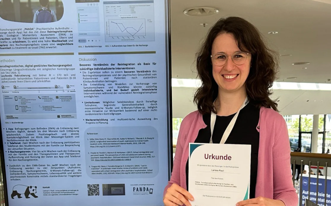 Larissa Pauli mit Urkunde vor dem Poster