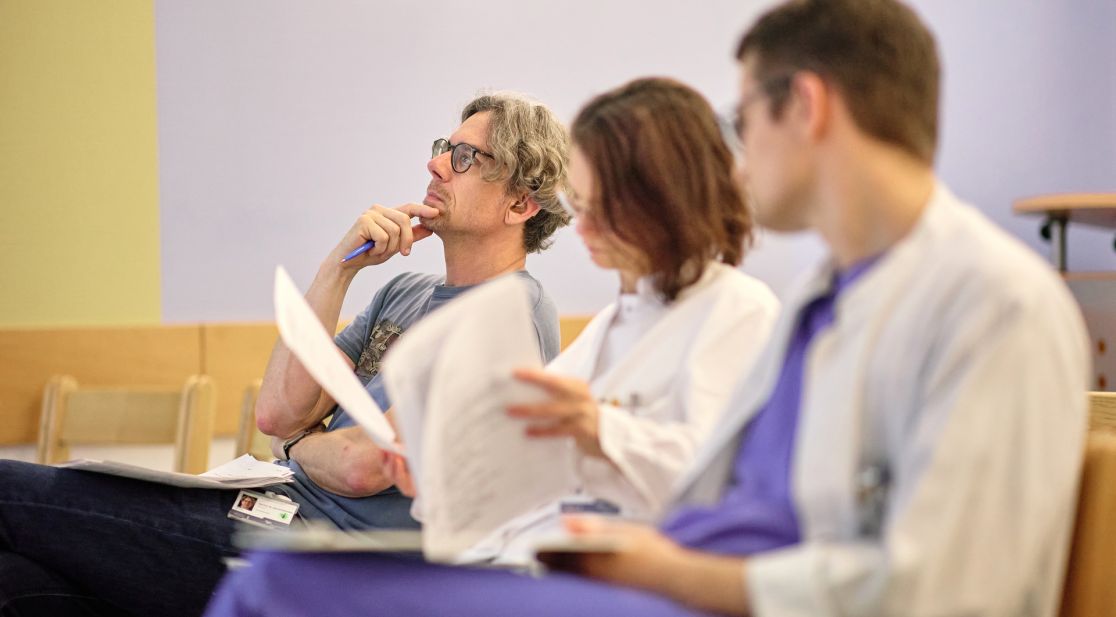 Schmuckbild: Ärzte sitzen beim Vortrag einer Tumorkonferenz