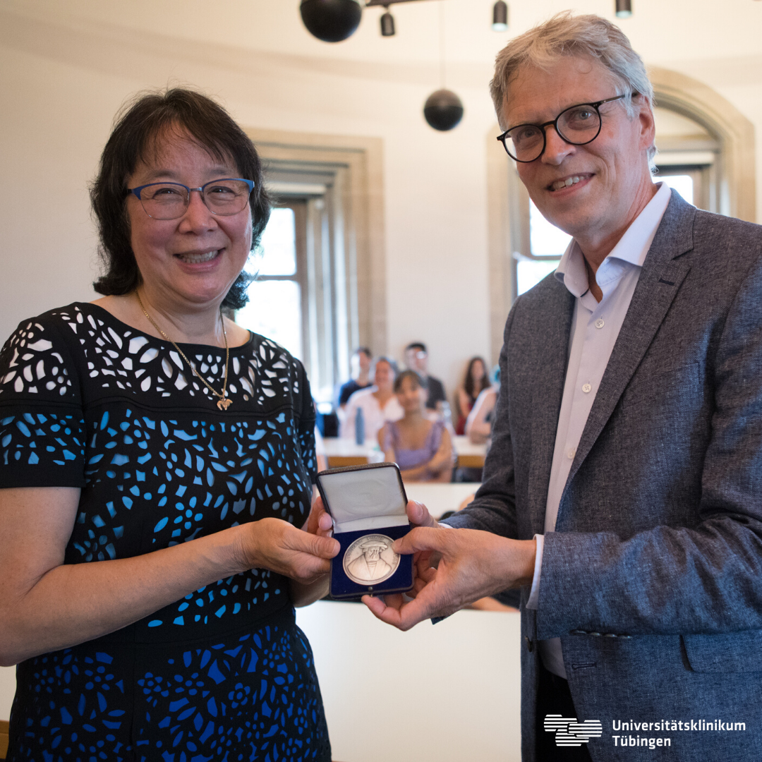 Prof. Stephan Zipfel überreicht Prof. Julianne Ip die Ehrenmedaille
