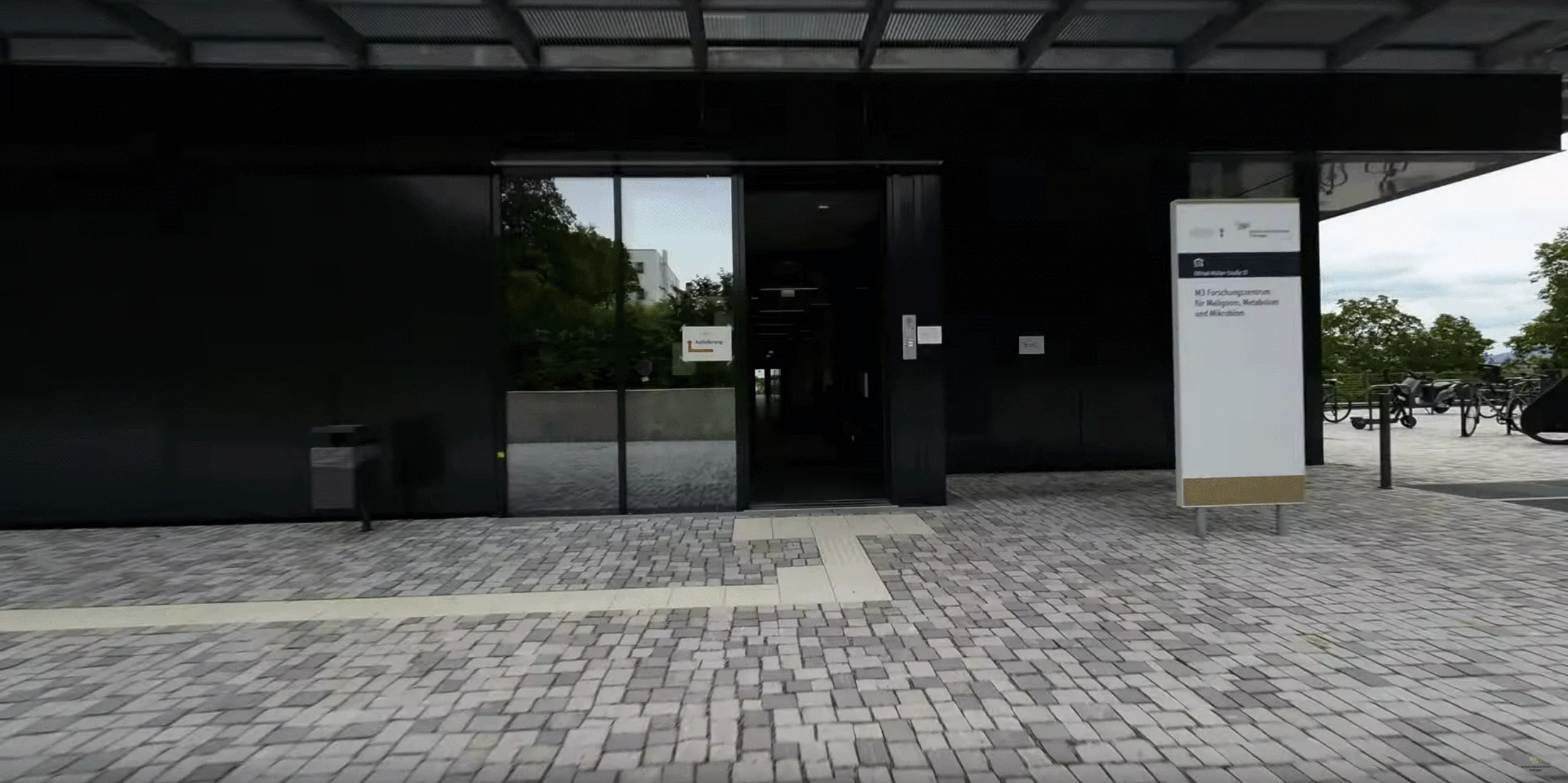 Video Thumbnail Eingang ins Gebäude
