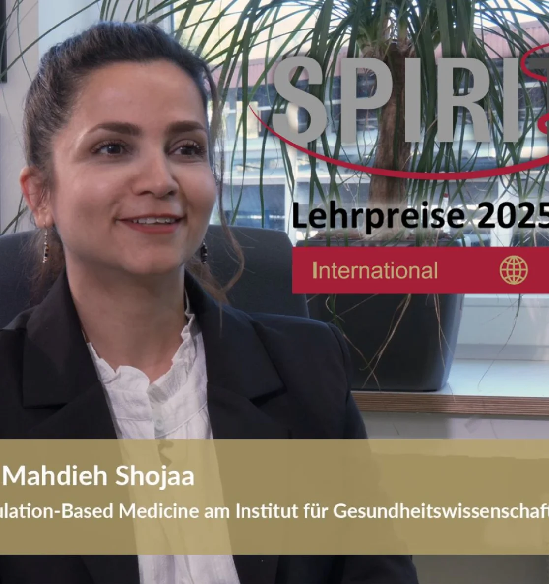 Junge Studierende unterhalten sich - Videostartfolie