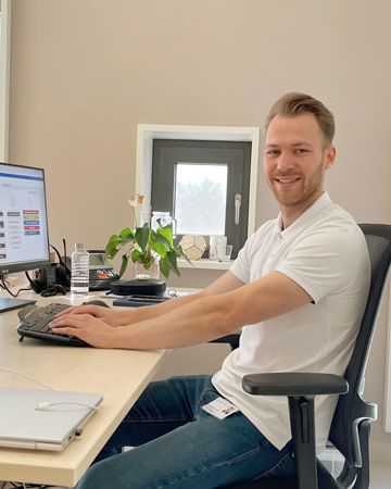 Thore Dengler sitzt am Schreibtisch