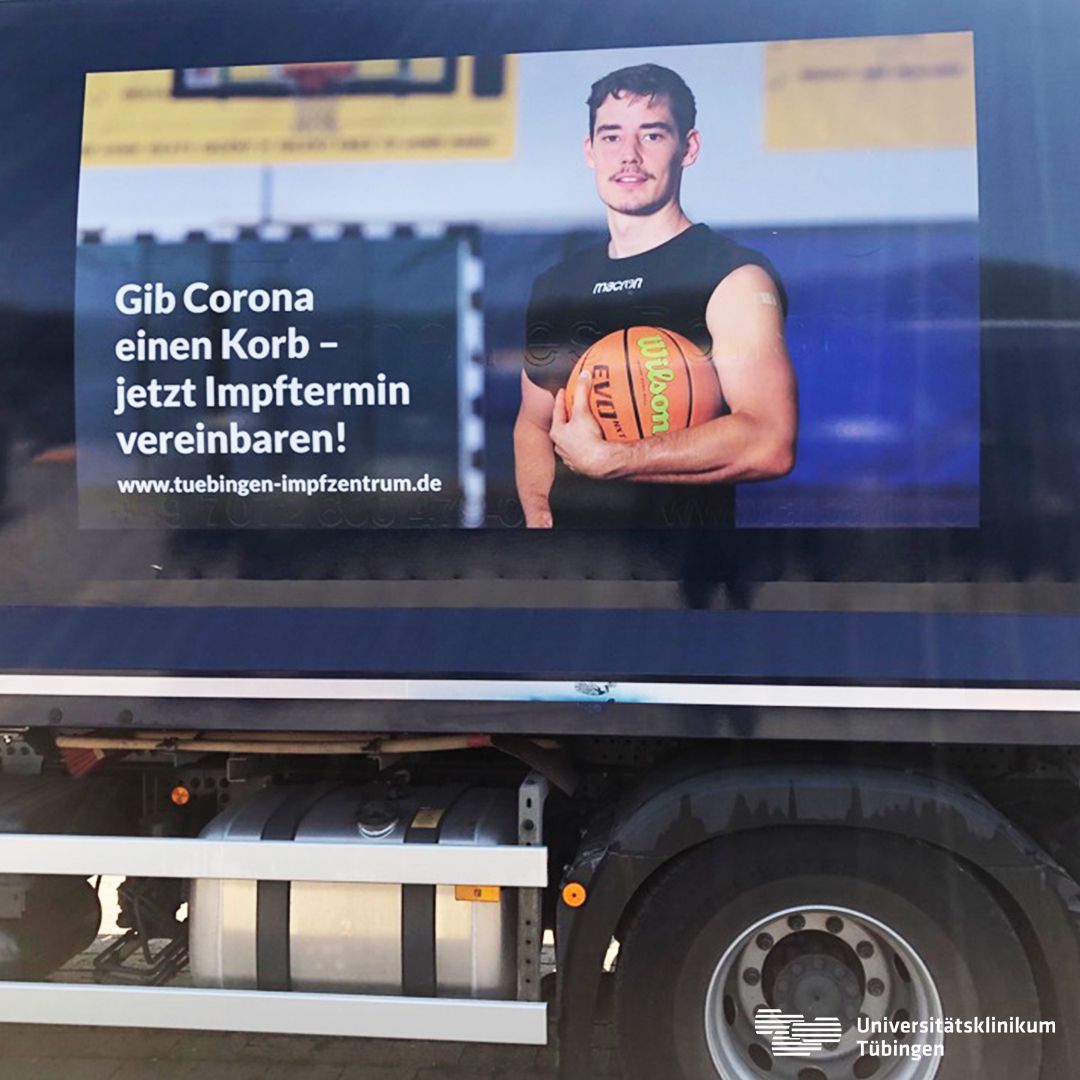 Ein kommunales Fahrzeug mit Bild der Tübinger Tigers und der Aufschrift: "Gib Corona einen Korb - jetzt Impftermin vereinbaren!"