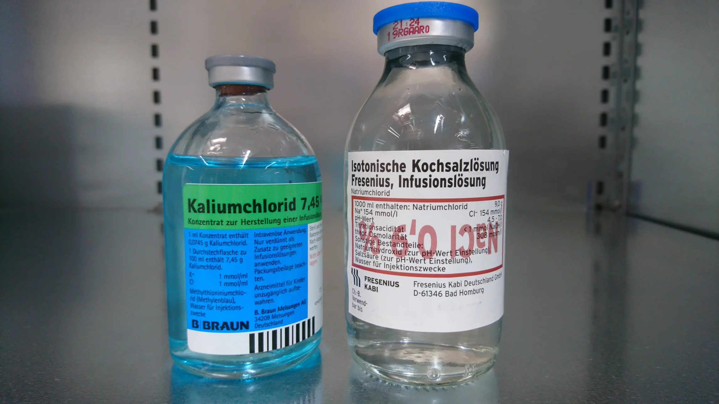 Zwei Arneimittellösungen, eine durchsichtig, die andere blau eingefärbt.