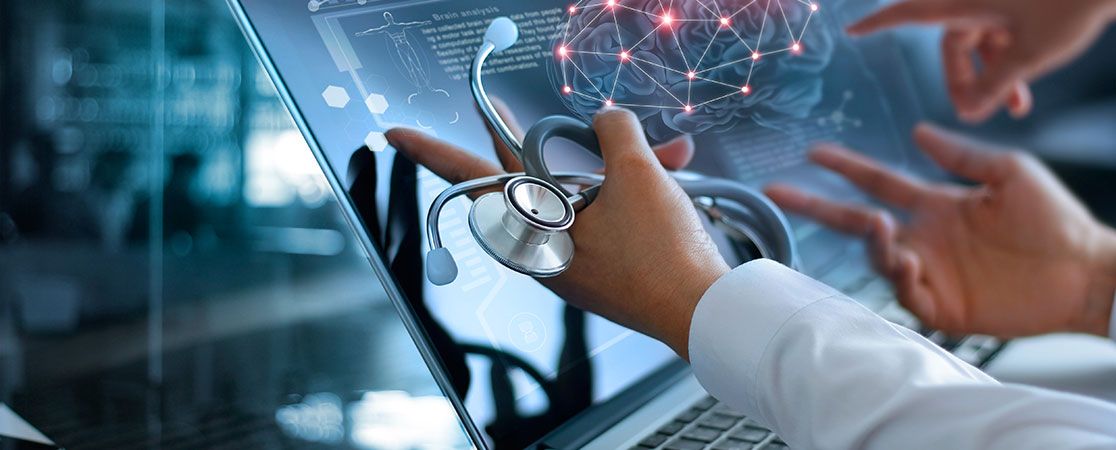 Laptopbildschirm mit Gehirn