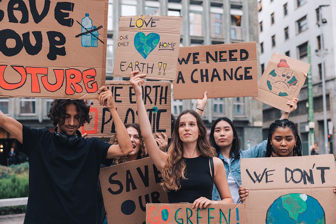 Protestierende Klimaaktivisten mit Plakaten