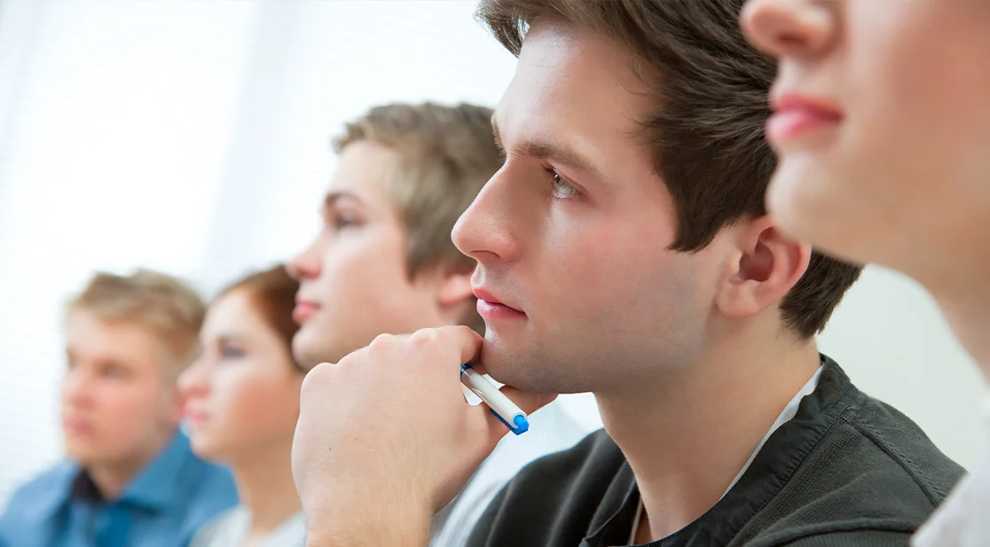 Studierende bei einer Lehrveranstatung hören aufmerksam zu