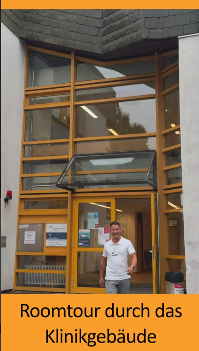 Mann verlässt Klinik durch den Haupteingang