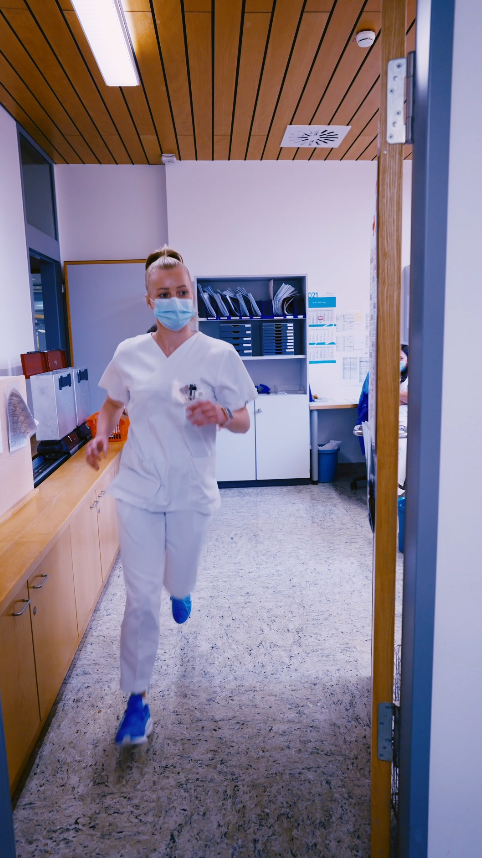 UKT Mitarbeiterin rennt durch Flur