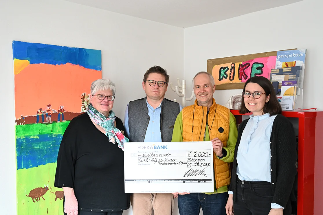 Spendenübergabe mit Spendenscheck
