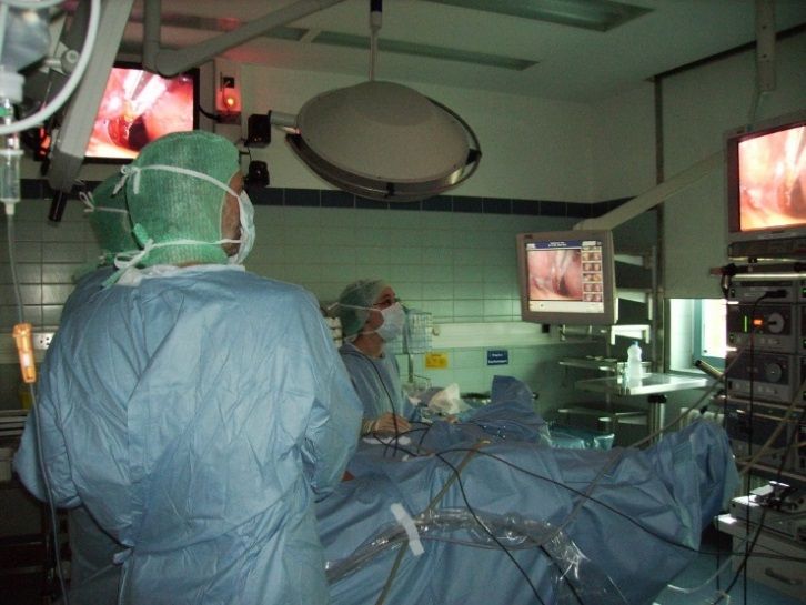 Zwei Ärzte im Operationssaal der Frauenklinik