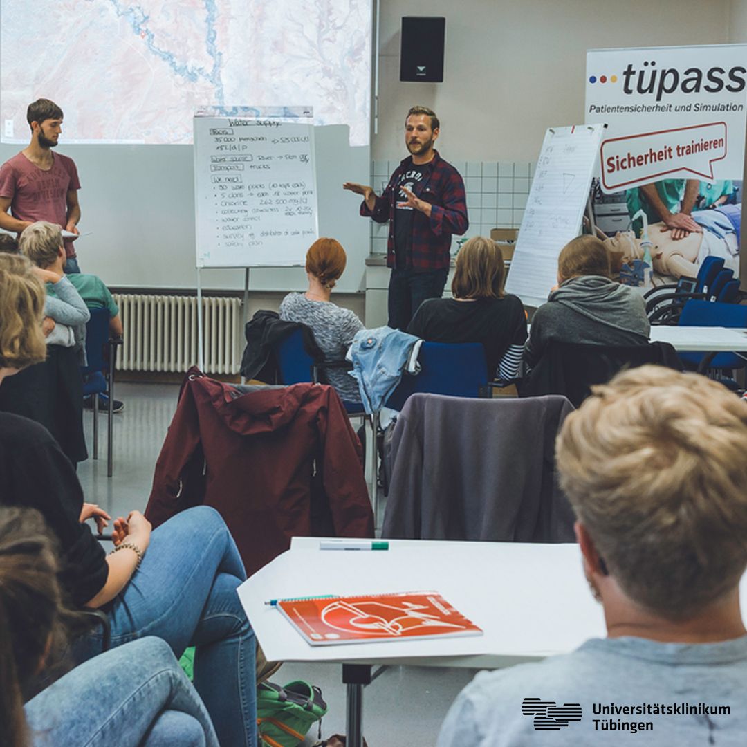 Junge Studierende besprechen im Seminarraum ihren geplanten Einsatz.