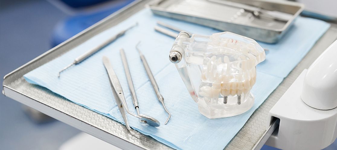 Schmuckbild: Tablett mit zahmedizinischem Werkzeug und Zahnmodell