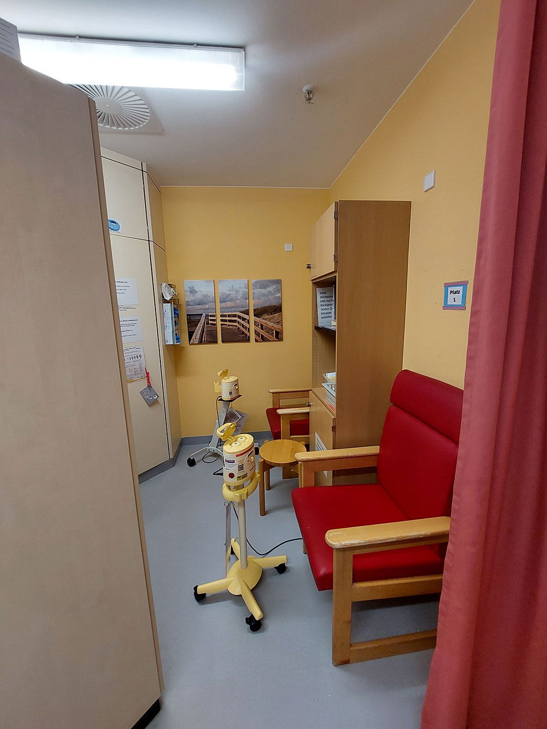 Blick in das Stillzimmer mit rotem Sofa