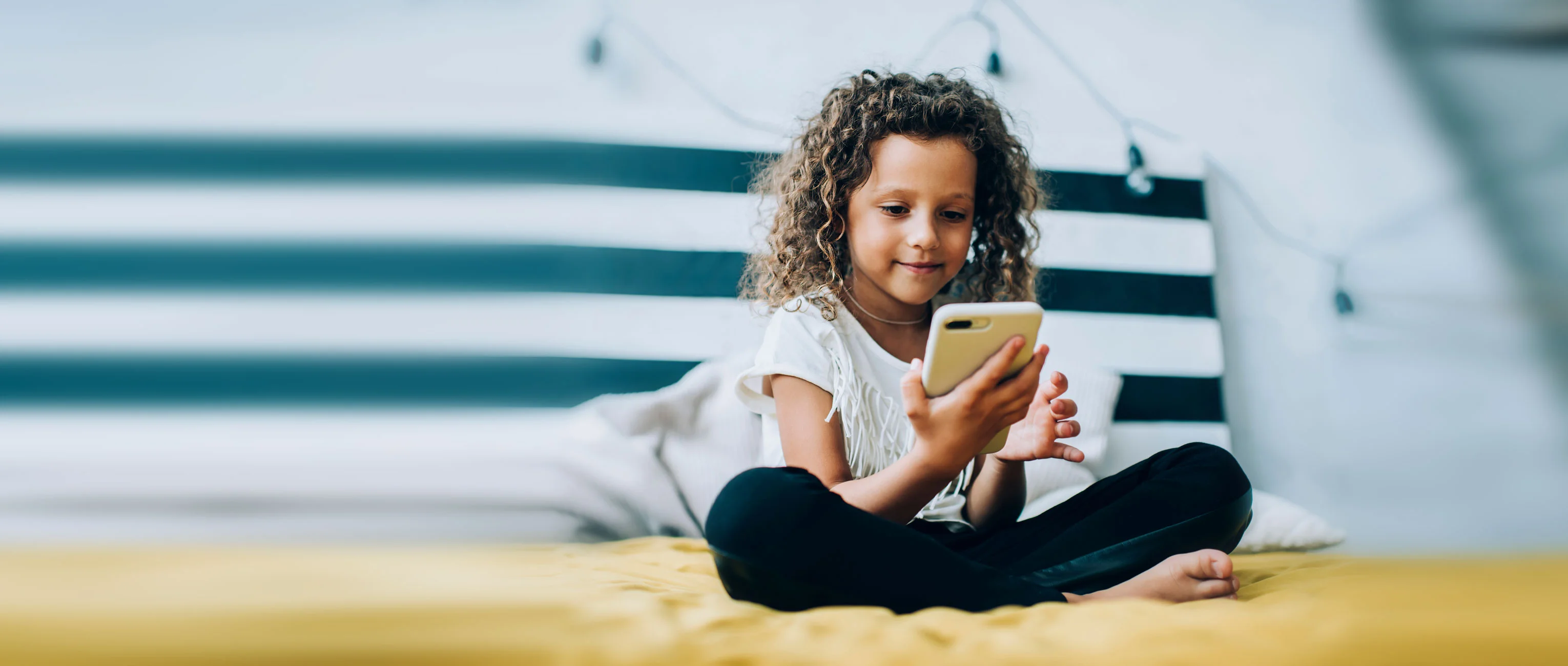Mädchen spielt mit einem Smartphone