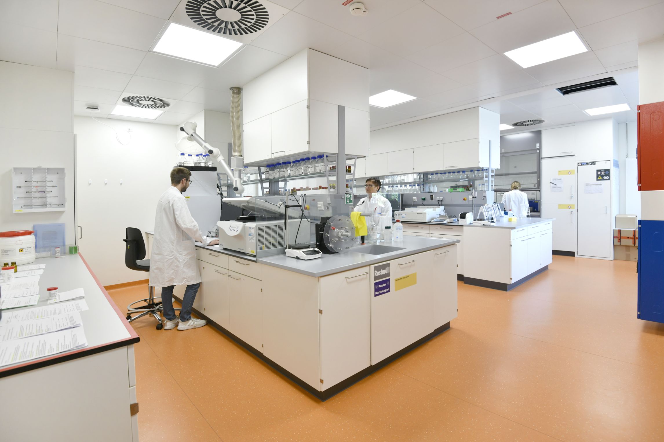 Zwei Mitarbeiter im Labor.