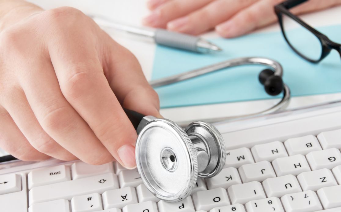 Schmuckbild Stethoskop und Tastatur