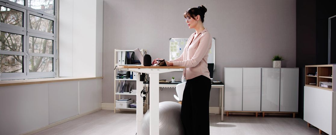 Frau am Stehpult