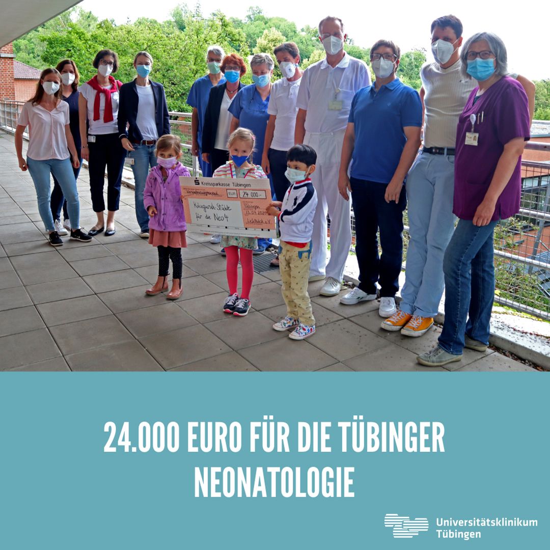 Der Lichtblickverein übergibt den Spendenscheck.