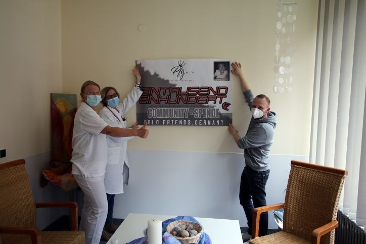 Nils Warschun (rechts) übergibt den Scheck