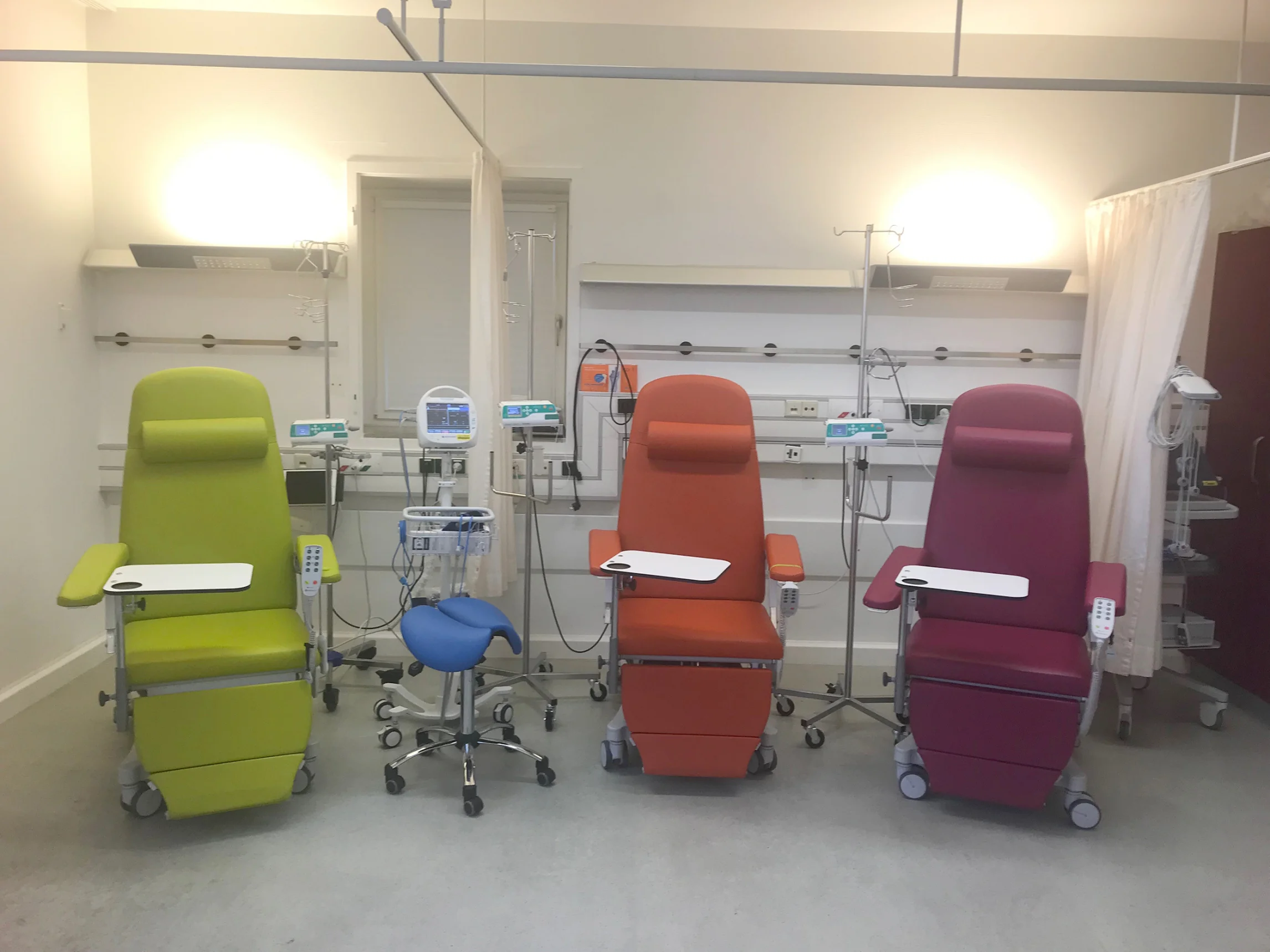 Patientenstuehle in verschiedenen Farben