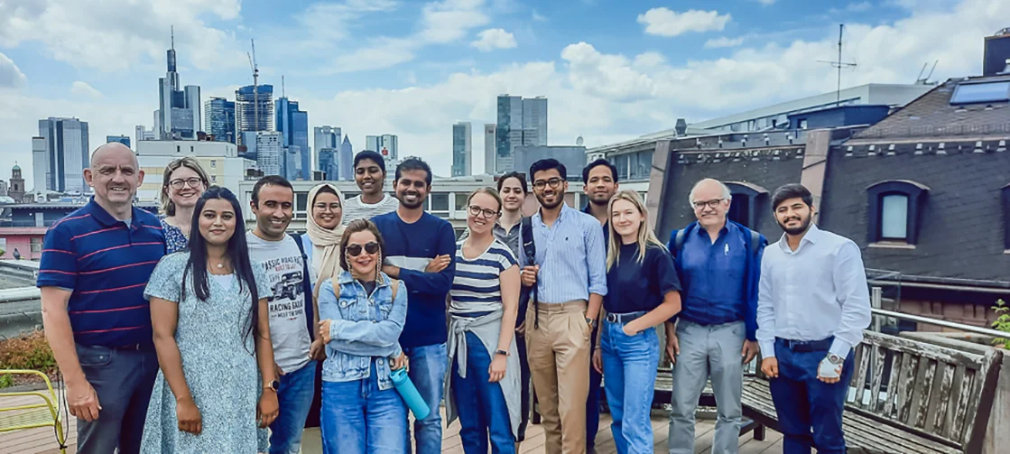 Gruppenfoto vor der Frankfurter Skyline