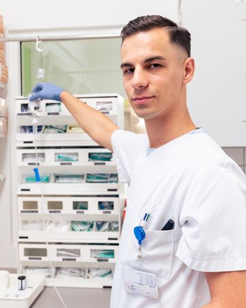 Jovica Ecimovic steht im Materiallager