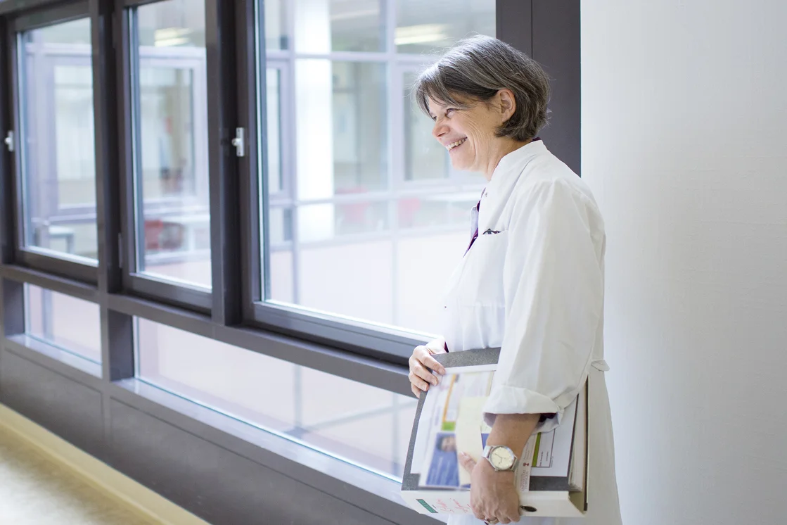 Schmuckbild: Studienkoordinatorin mit Unterlagen im Krankenhausflur